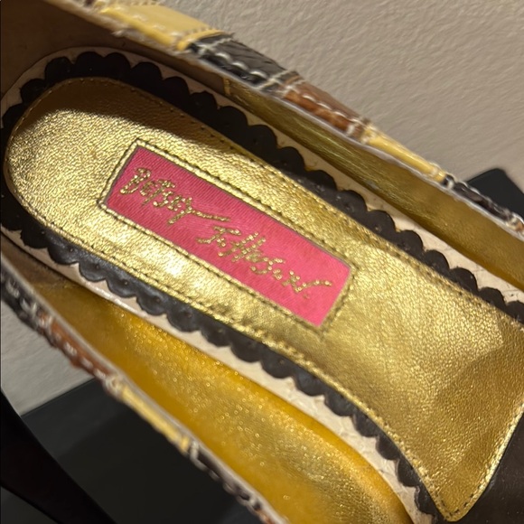 Betsey Johnson Cream and Brown High-Heeled Pumps with Bow GUC - Picture 2 of 5